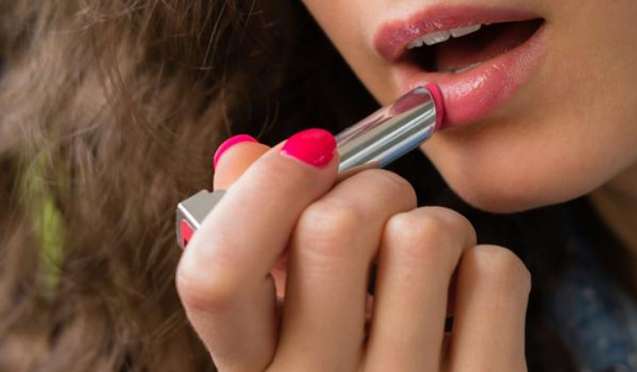 谁说口红只能涂嘴上,教你几个小方法,一只口红多用途