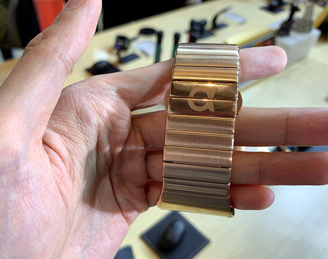 可弯折大屏腕机努比亚阿尔法评测:超越苹果?优缺点都很明显