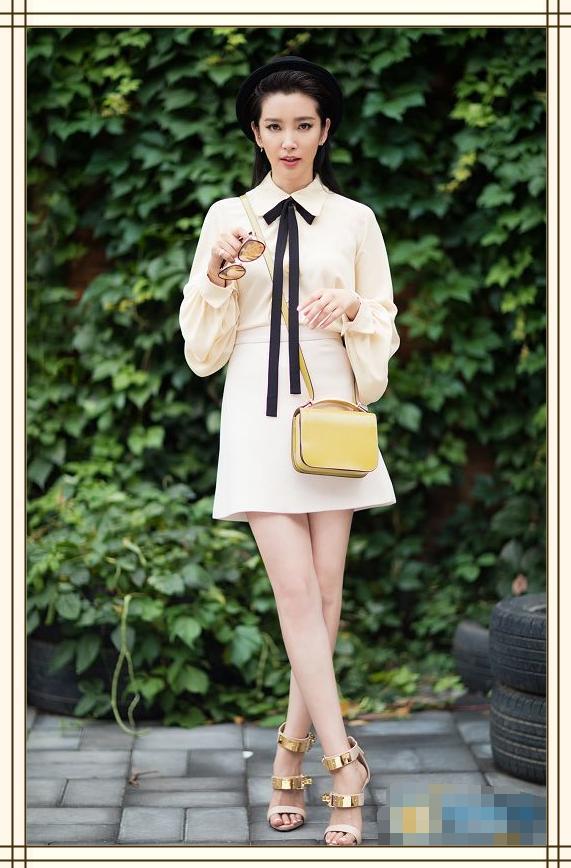 说李冰冰46岁我不信!一袭粉色裙明明嫩得不像话,最多18岁