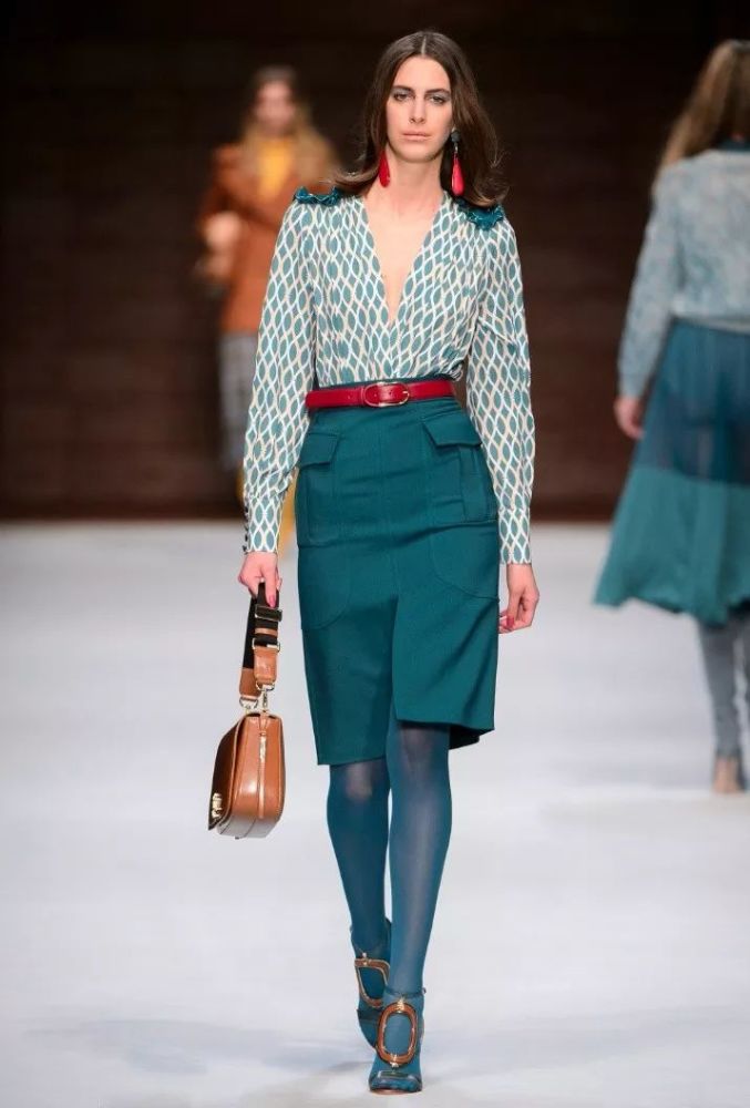 金属带对比色边缘和钮扣金属拉链和纽扣毛皮缝合的接缝具有对比色宽