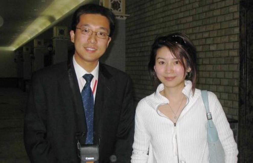 央视主持人王小丫,隐瞒了10年的老公,原来是我们熟悉的他!