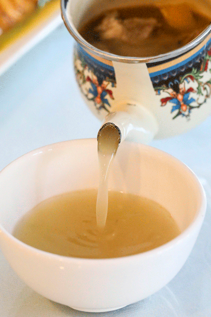 2 喀什缸缸肉 在喀什,有一种早餐叫缸缸肉, 清炖羊肉装进茶缸里,放在