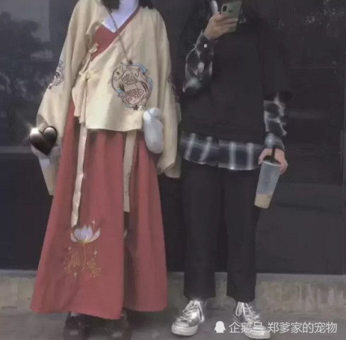 "神仙情侣"火了:汉服配硬曲我忍,看到梅露露踩aj,我酸了!