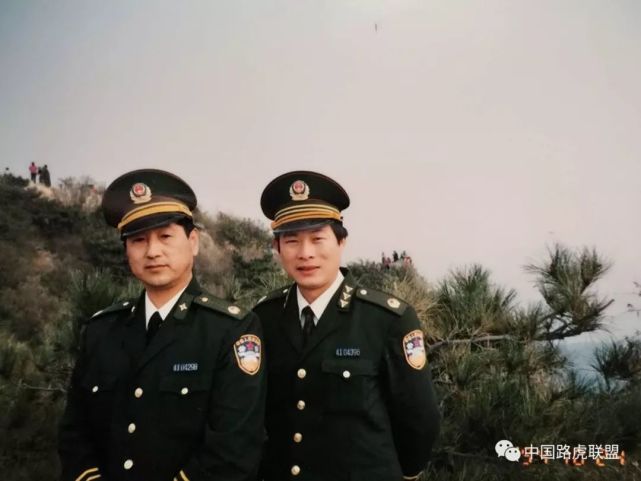 1980年入伍,歷任班長,排長,副連長,1992年轉業,安置到派出所工作