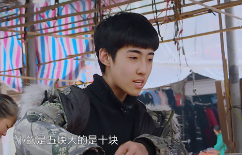 《变形计》刘国辉打工回报爷奶,当看到买货小哥的绿帽,网友炸了