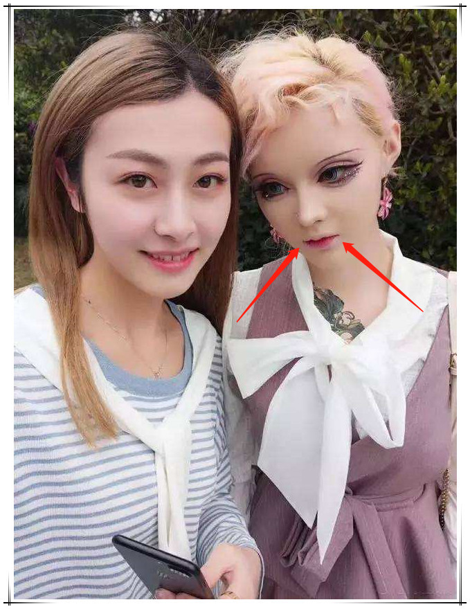 "中国第一芭比"迪丽拉,嘴巴比香肠还小,网友:她怎么吃东西?