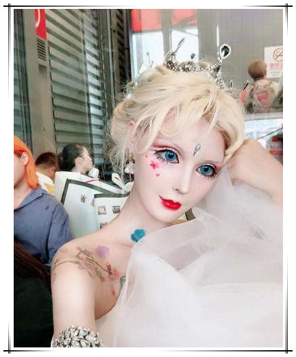 "中国第一芭比"迪丽拉,嘴巴比香肠还小,网友:她怎么吃东西?