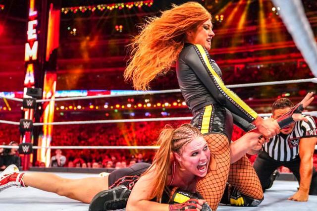 男女混合摔角,男的全程喜笑颜开最后笑不出来