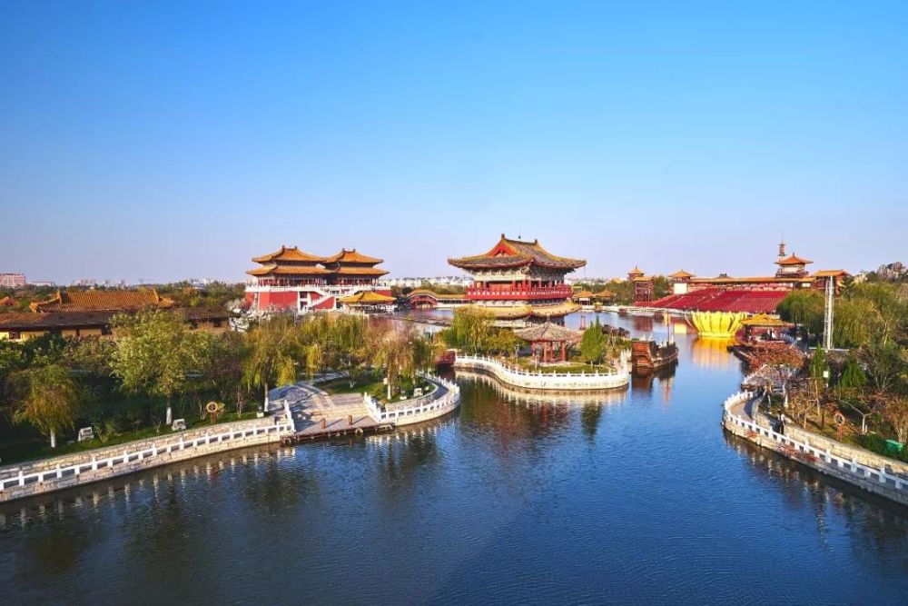 除此之外,还有很多景点带你领略大宋都城:龙亭,开封府,铁塔,大相国寺.