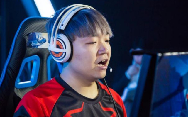 美女大厨聊美食 1 / 4even,本名郑鹏飞,穿越火线终身荣誉会员,擅长ak