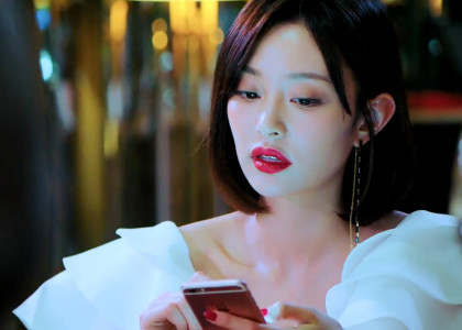 大人物:罗倩替赵泰喝酒时,谁注意赵泰的手拍了哪?经常喝酒才懂