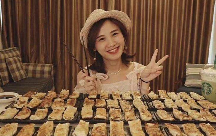 大胃王密子君真的很能吃吗?直播吃烤串时,身后孩子一句戳穿她!