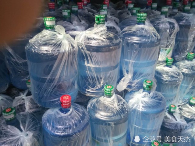 小伙买来一杯恒河水,喝之前还要洗澡,看这颜色敢喝的是大神