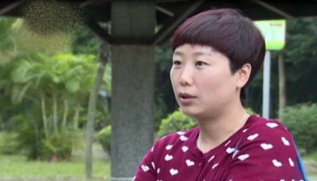 打开腾讯新闻,查看更多图片 >赵晶说,她和丈夫蔡谚结婚15年,膝下儿女