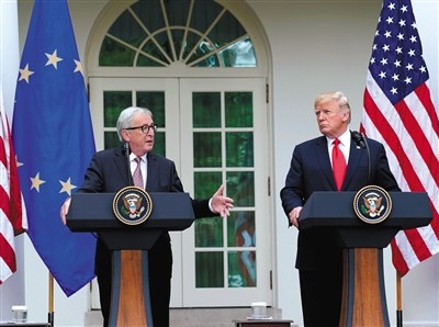 2018年7月25日，美国总统特朗普和欧盟委员会主席容克就缓解双方贸易紧张问题共同会见记者。图/视觉中国