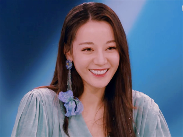 男学员为热巴跳专属舞蹈,跳完后不小心说错一句话,热巴突然变脸