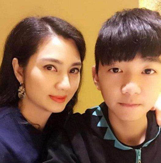 洪欣现身面容憔悴,前任莫少聪发文引遐想,网友:儿子该跟谁姓?