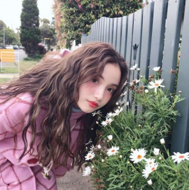 最近火了"挡脸拍照 假笑脸":原来假装不爱你,也是一件难事!