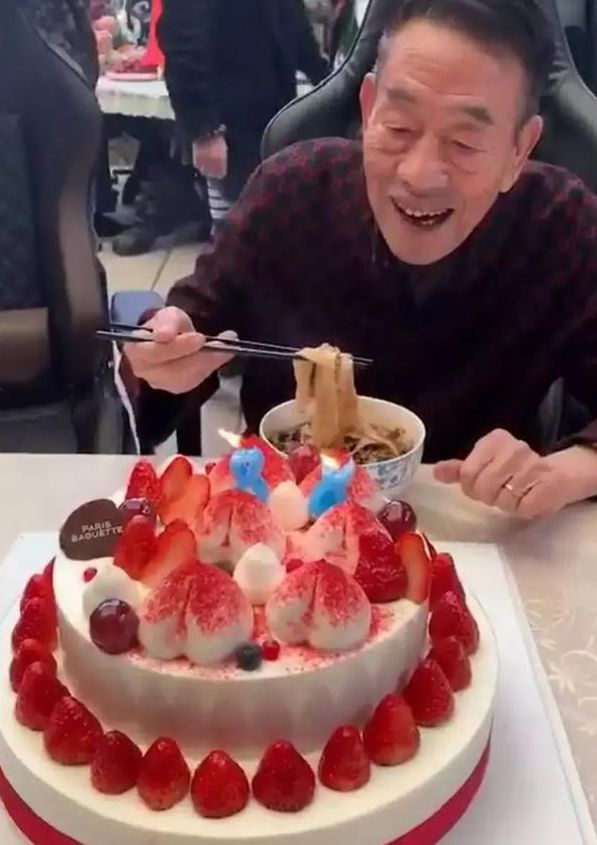 郭德纲一揽相声界?88岁相声演员生日宴,他送的礼物,表明立场