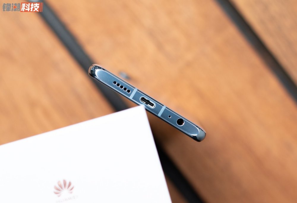 顶部是天线条带和降噪麦克风,左右侧为常规的sim卡槽以及电源音量键