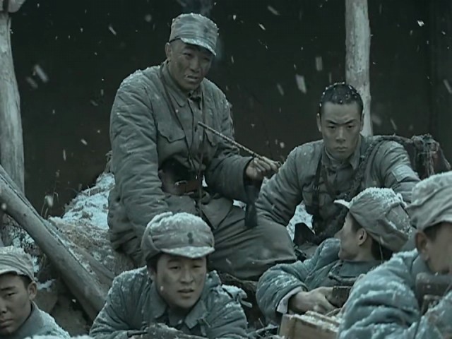 亮剑:同样是李云龙上战场,老版抽烟袋,新版直接抽雪茄