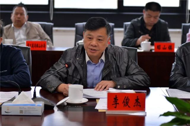 区党工委委员,管委会副主任李俊杰讲评工作