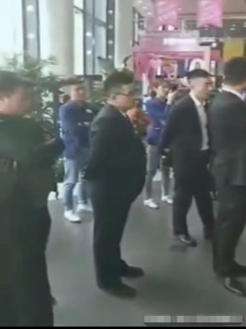 女士60余万奔驰未开出4S店门就漏油,4S店处理