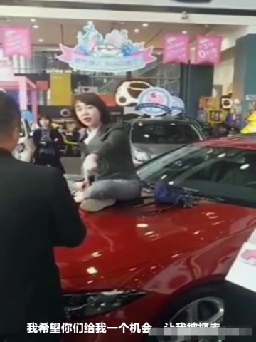 女士60余万奔驰未开出4S店门就漏油,4S店处理