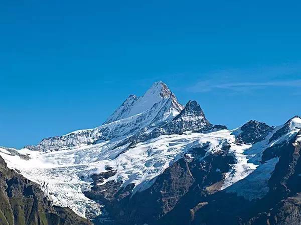 其中著名的少女峰,勃朗峰,艾格峰等等都是觀賞冰川雪景的勝地.