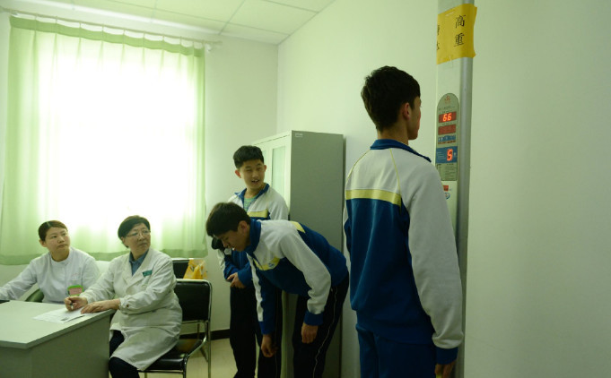 高考体检学生"最怕"的3各项目,特别是最后一个,男女生都害羞