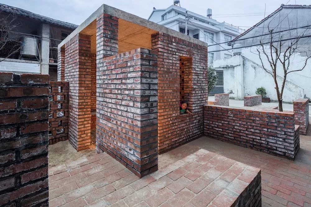 尺寸与尺度在成人与小孩之间互换,座椅—舞台 矮墙—高墙 沙坑—世界