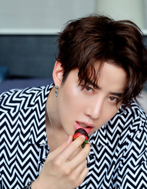 mike自曝全家最丑,看到他的全家照,网友:爸爸不是亲生的?