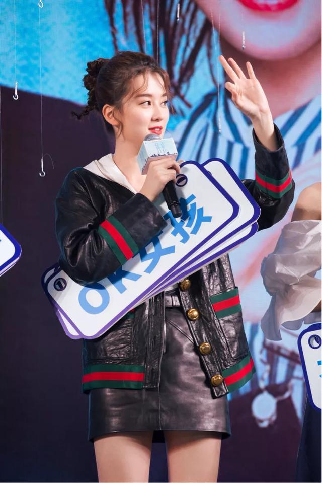 乔欣皮衣 皮裙甜酷少女范,梳"蜈蚣辫"配娃娃脸俏皮可爱