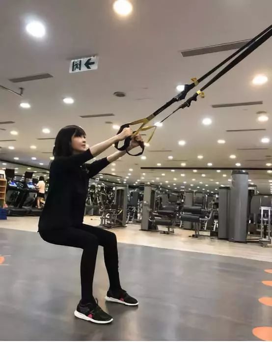 惠英红几十年如一日地健身,克制饮食.