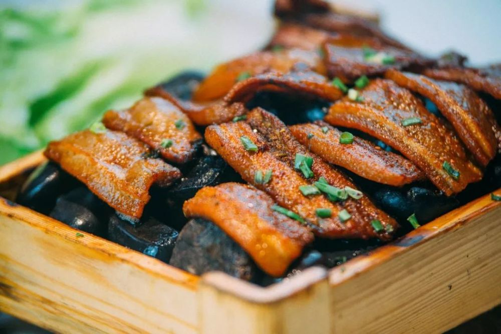 烧烤圈石头烤从石器时代走来演绎着烧烤烹饪新时尚