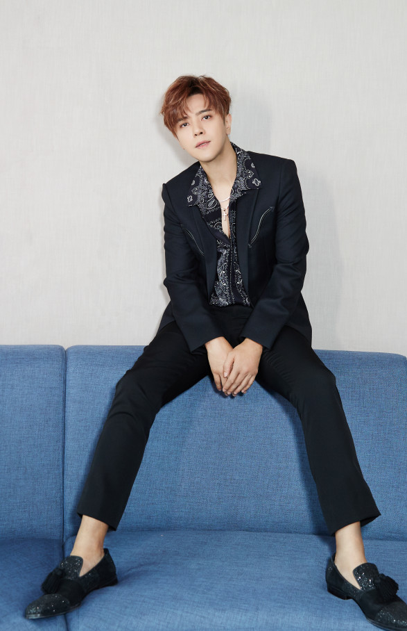 40岁罗志祥柔软度是有多好,站直脚还能凹成180度?不服不行