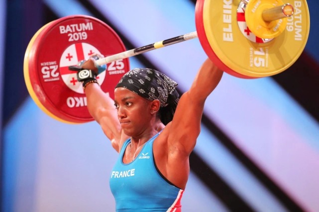 女子举重比赛现恐怖一幕 选手胳膊骨折肘部脱臼痛苦倒地 女子举重 欧洲举重锦标赛