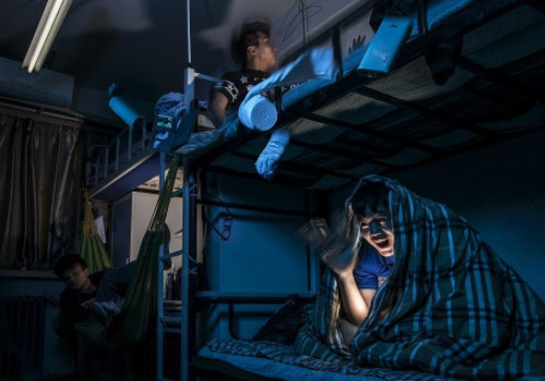 男生宿舍熄灯后,一般都会在干什么?过来人对你说出大实话!