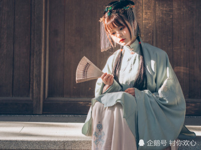 双笙发微博,背后"神秘"男人抢镜,看清颜值,粉丝:在一起吧!