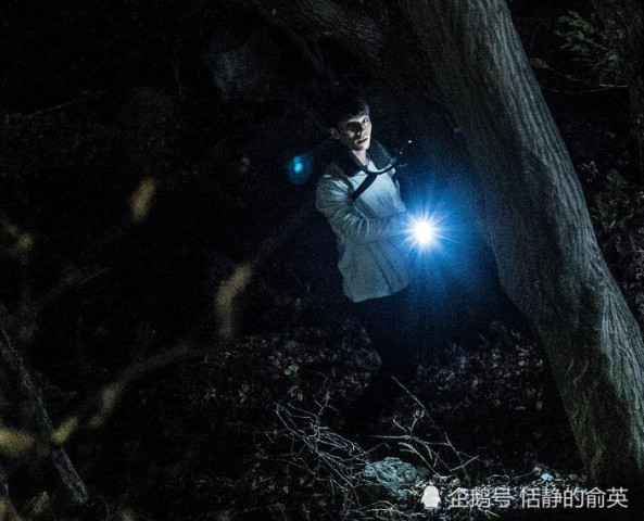 韩国恐怖片《昆池岩》,"卡姿兰"大眼睛女鬼遭网友恶搞,笑喷了