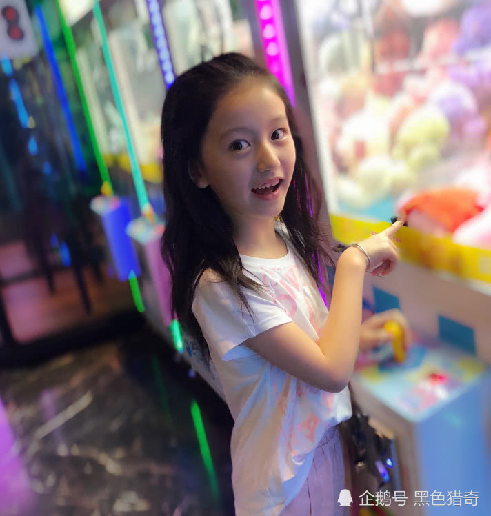 坐拥百万粉丝的"童模"裴佳欣,素颜时的样子,简直判若两人!