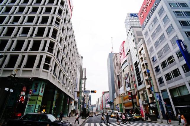 日本最奢侈的商业街 世界三大繁华中心之一 所有奢侈品店都在这