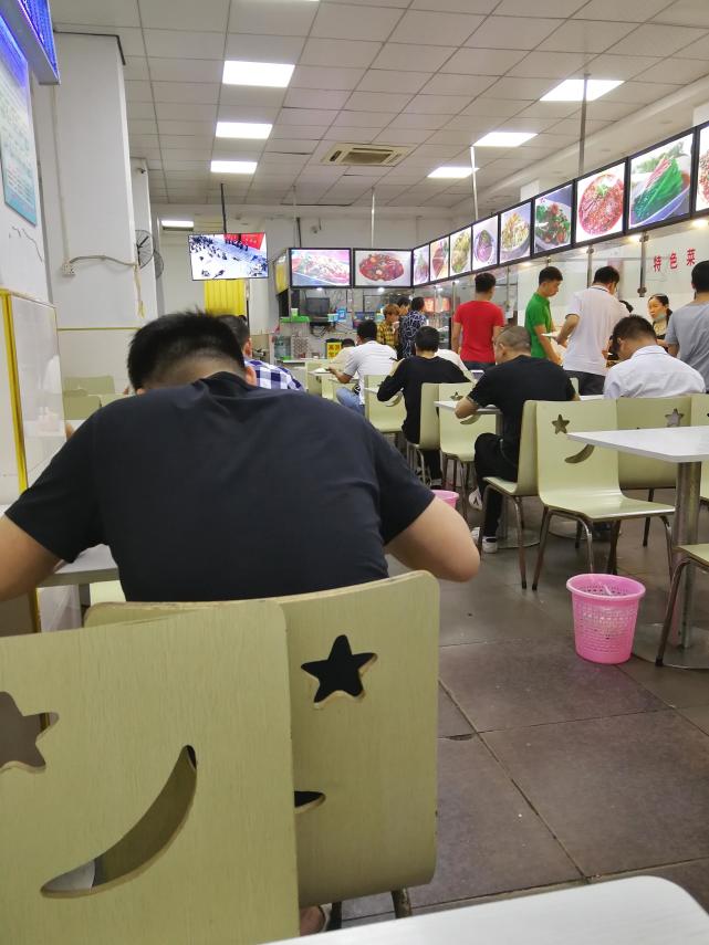 深圳城中村8元一份的标准快餐,这些配菜大家觉得如何,够便宜吗