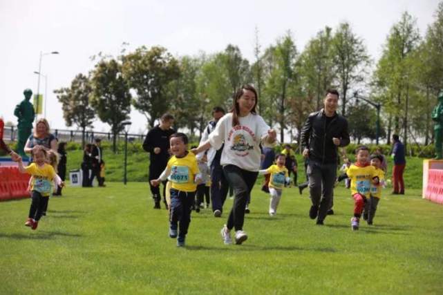 奇跑迪士尼首日比赛举行 各种迪士尼造型都来