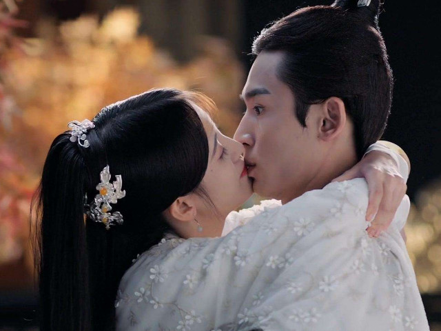 "荧屏初吻":鹿晗ng四次,张艺兴献给了黄渤,而她被亲到变形