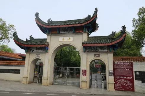 司機時而買早餐時而加油,路上羅嗦事不斷,一個多小時才到浯溪公園