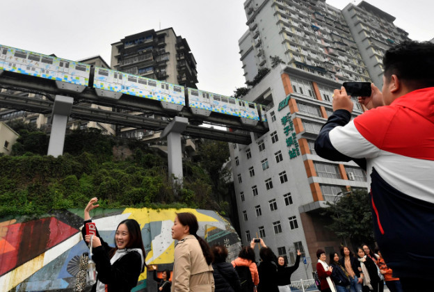 重庆网红李子坝,每天近万人"吞"轻轨,当地人:好想笑