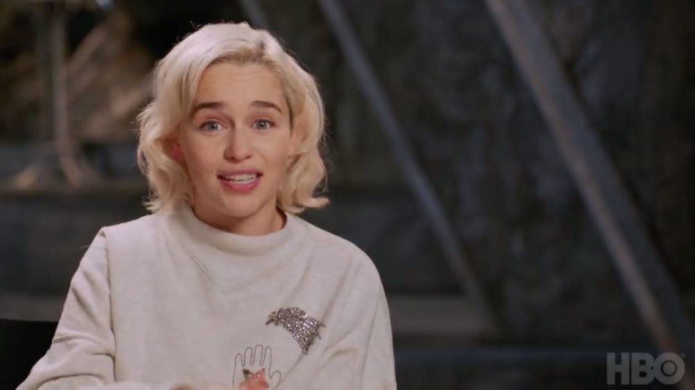 和布蕾妮一起坐在浴池里时,失去右手的詹姆念着自己身上的标签: 弑君