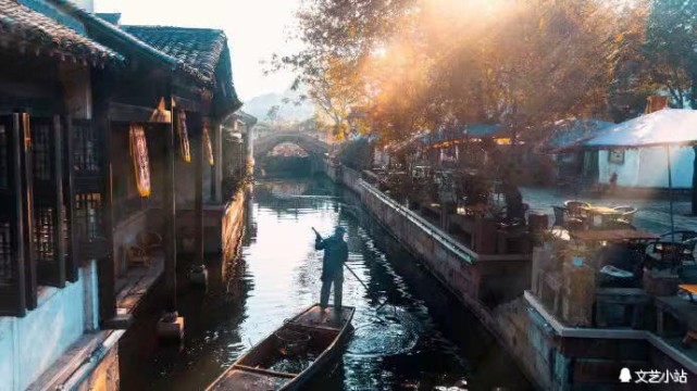 江湖悠悠霞光为谁停留那一叶扁舟点亮夜的孤独湖里的云雾里的海还有那