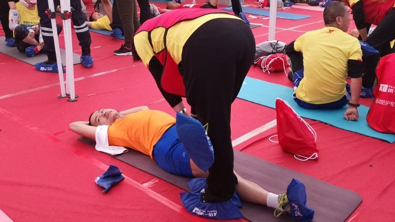 专业人员为跑者提供按摩,拉伸服务.新京报记者徐邦印摄